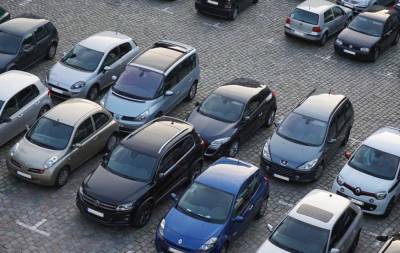 Автоэксперты назвали семь правил грамотной парковки в России