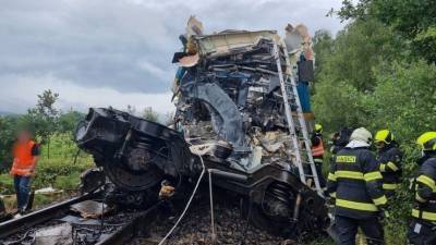 Двое погибли, семеро в реанимации: кадры с места столкновения поездов в Чехии