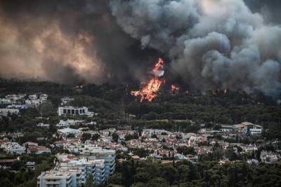 Более 300 человек спасли от пожара в пригороде Афин