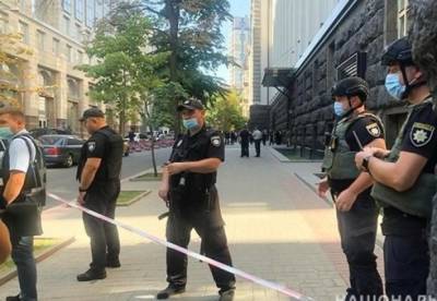 В здании Кабмина мужчина угрожает взорвать гранату (онлайн-трансляция)