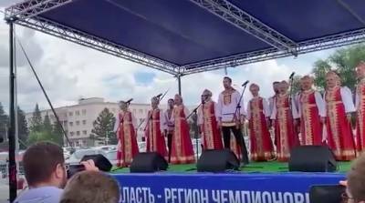 Двукратную олимпийскую чемпионку Бацарашкину встретили в Омске песней из "Ведьмака"