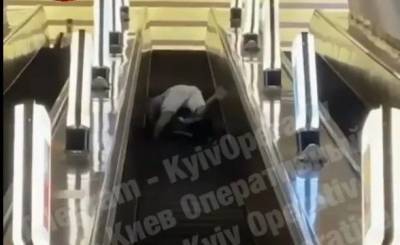 В столичном метро произошла серьезная драка прямо на эскалаторе (ВИДЕО)