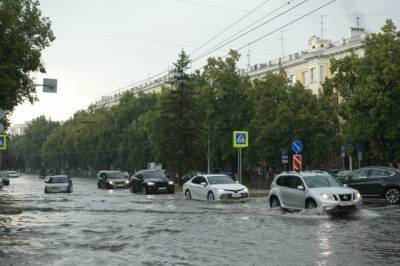 ТЦ без света, затопленные улицы и вставшие трамваи: последствия непогоды в Кемерове