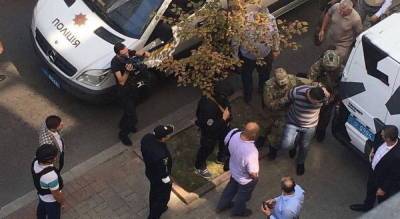 Террорист, захвативший Кабмин, оказался орденоносцем Порошенко