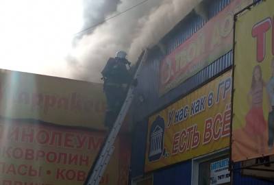 В Магнитогорске сгорел павильон на популярном рынке