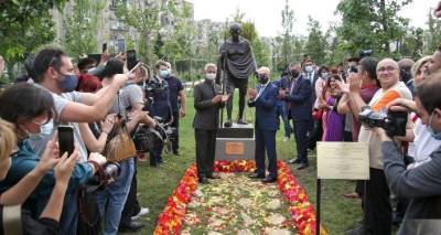 В Тбилиси повредили памятник Махатмы Ганди - фото