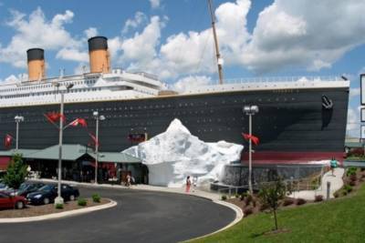 На посетителей музея "Титаника" упала стена-айсберг, три человека в больнице
