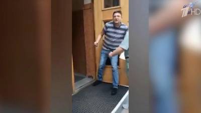 Неизвестный мужчина ворвался в здание кабинета министров Украины и угрожал взорвать гранату