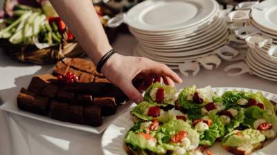 Ешь, что хочешь? Как выбор блюд на шведском столе прогнозирует ожирение