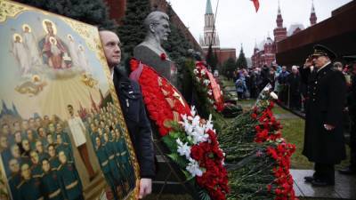 "Левада": почти половина опрошенных - за сооружение памятника Сталину