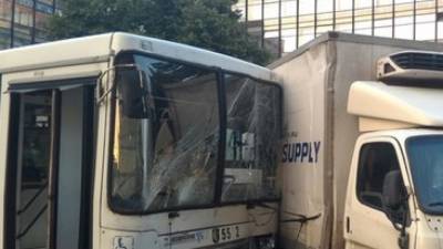 Авария с автобусом и грузовиком на Боровском шоссе обернулась травмами для десяти человек