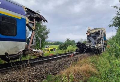 Пассажирские поезда столкнулись лоб в лоб, есть жертвы: первые кадры трагедии в Чехии