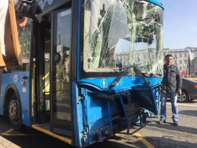 Восемь человек пострадали в результате ДТП с автобусом и грузовиком на Боровском шоссе