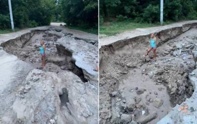 Под Днепром на размытой дороге образовались ямы в человеческий рост