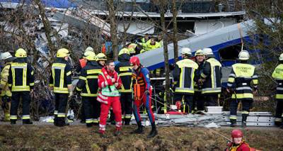 Двое машинистов погибли при столкновении поездов в Чехии, ранены 52 человека