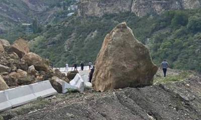 В горах Кабардино-Балкарии группа туристов попала под камнепад. Есть погибшие