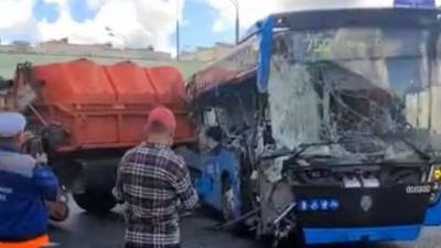 Пассажирский автобус столкнулся с КамАЗом на юго-западе Москвы