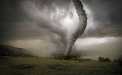 Россиян предупредили о торнадо, который «поднимает самосвалы» и «высасывает озера»