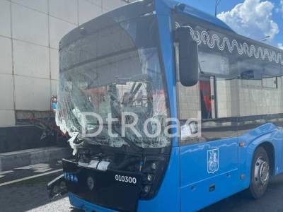 Рейсовый автобус и грузовик столкнулись в Москве: восемь человек пострадали