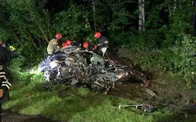 Под Львовом авто на скорости влетело в фуру, 23-летний водитель погиб на месте