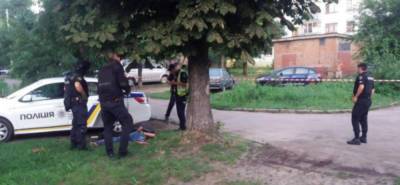 Парень достал пистолеты и открыл стрельбу в Черкассах, съехалась полиция: кадры с места