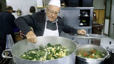 На 92-м году жизни в Риме умер "повар бедняков"
