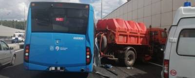 Количество пострадавших в аварии с автобусом и грузовиком в Москве возросло до одиннадцати