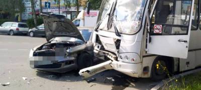 Пассажирам автобуса, попавшегося в аварию в Петрозаводске, потребовалась помощь медиков