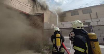 Масштабный пожар в Киеве: загорелись склады на Куреневке (фото)