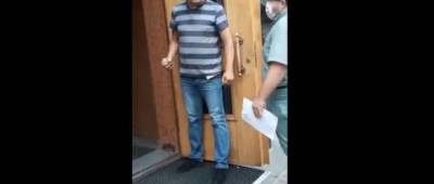 Неизвестный мужчина угрожает взорвать гранату в помещении Кабмина: видео