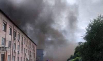 Массовые пожары охватили склады в Киеве: спасатели делают все возможное: фото