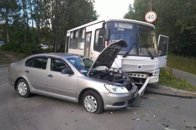 В Петрозаводске столкнулись пассажирский автобус и иномарка, есть пострадавшие