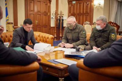 Зеленский поручил силовым структурам обеспечить защиту граждан Белоруссии на Украине