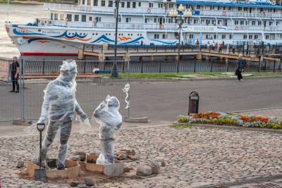 В Рыбинске установили памятник Великому комбинатору