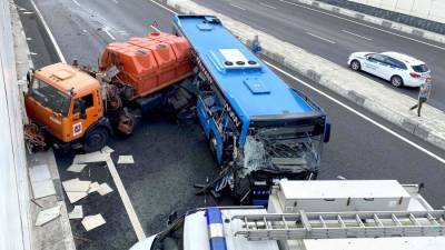 Задержан водитель столкнувшегося с грузовиком в Москве автобуса