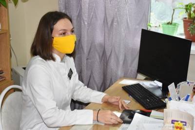 Пензенцам волонтеры помогают записаться на вакцинацию от коронавируса