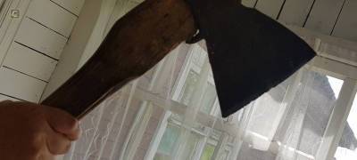Житель Петрозаводска ударил топором по голове рабочего, делавшего ремонт в соседней квартире