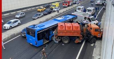 ДТП с автобусом и грузовиком на западе Москвы. Главное