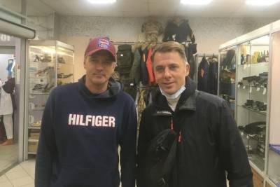 Знаменитые российские актеры забежали в рыболовный магазин в Мурманске
