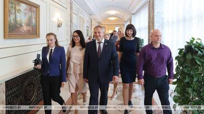 Первые участники инициативы "Импульс единству" побывали в Минске и посетили Дворец Независимости