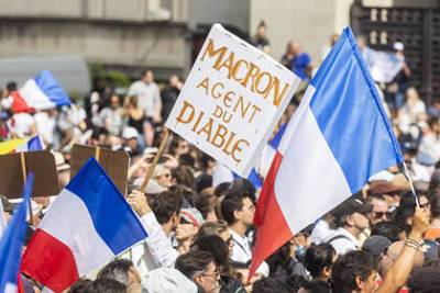 Макрон обвинил протестующих французов в потере чувства реальности