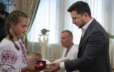 Зеленский вручил медаль девочке с Закарпатья