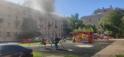 В Петербурге загорелось заброшенное общежитие на проспекте Стачек — видео