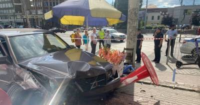 «Водитель Mercedes попытался вскрыть вены»: очевидец — о смертельном ДТП на Фрунзе