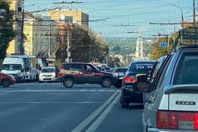 Из-за ДТП с участием автомобиля тульского телеканала собралась пробка на проспекте Ленина