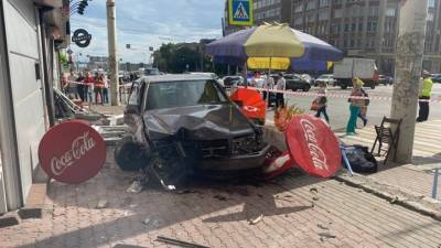 Автомобиль сбил несколько человек на рынке в Калининграде