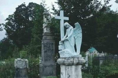 Ангелы скорби на Всесвятском кладбище Тулы нуждаются в реставрации