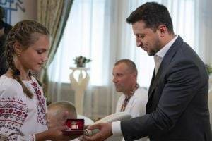 Зеленский наградил медалью 12-летнюю девочку из Закарпатья