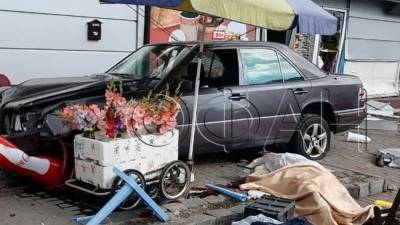 В Калининграде водитель Mercedes въехал в мини-рынок и насмерть задавил женщину