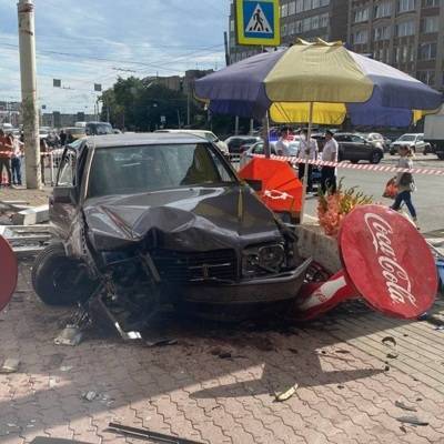 В Калининграде водитель Mercedes въехал в мини-рынок, погибла женщина